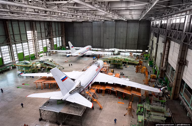Voronezh là một trong những nhà máy chế tạo máy bay lâu đời nhất của Nga với lịch sử phát triển hơn 80 năm và đây cũng là nơi cho ra đời nhiều dòng máy bay huyền thoại của Liên Xô trước đây. Giờ đây Voronezh là nơi chuyên chế tạo các dòng máy bay chở khách thương mại phục vụ thị trường nội địa của Nga nhưng nó còn có một nhiệm vụ đặc biệt khác là sản xuất các dòng chuyên cơ cho chính phủ Nga kể cả chuyên cơ dành cho Tổng thống Nga Vladimir Putin. Nguồn ảnh: Gelio.