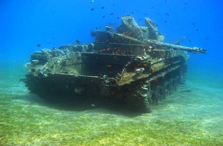 Pháo tự hành M-42 Duster nằm dưới biển Đỏ.