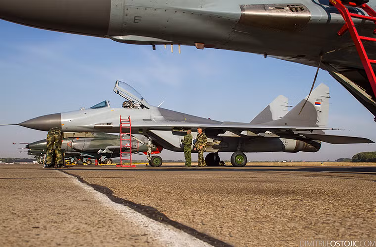 Trước đó vào tháng 11 năm ngoái, Bộ Quốc phòng Nga cũng thông báo sẽ chuyển giao cho Serbia 6 tiêm kích MiG-29 thặng dư của nước này trong khuôn khổ chương trình hợp tác quốc phòng giữa hai nước và số máy bay trên sẽ được chuyển đến Serbia vào tháng 4 tới sau khi trải qua quá trình đại tu và nâng cấp tại Nga. Nguồn ảnh: dimitrijeostojic.com.