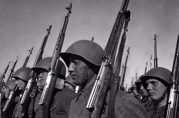 Cái tên cần nhắc đến tiếp theo chính là SVT-40, một trong những hình mẫu tạo nên các dòng súng trường tấn công sau này của Liên Xô. Giống các mẫu súng trường cùng thời khác SVT-40 sử dụng đạn tiêu chuẩn 7.62×54mmR có tầm bắn hiểu quả khoảng 500m và có thể lên 1.000m với kính ngắm. Nguồn ảnh: tuning-gun.ru.