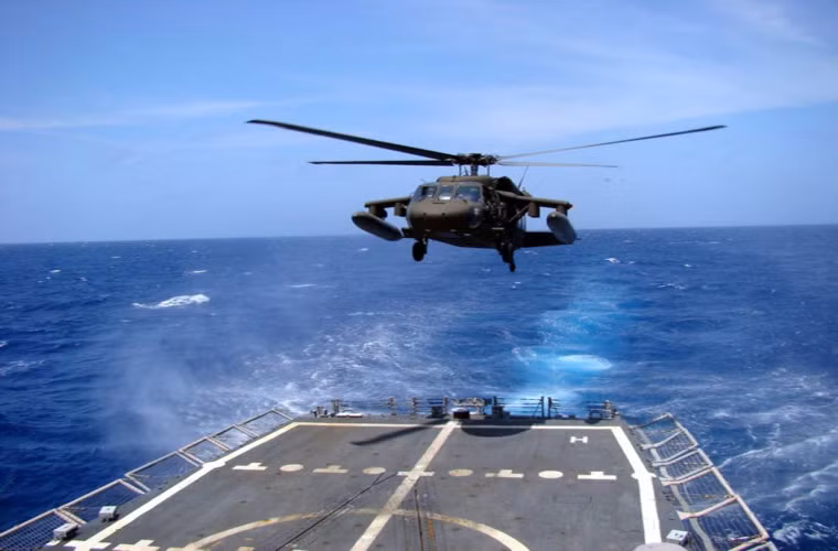 Không chỉ tham gia vào các nhiệm vụ trên đất liền, Black Hawk còn đặc biệt hữu dụng đối với lực lượng Hải quân và Tuần duyên Mỹ. Nguồn ảnh: Quân đội Mỹ.