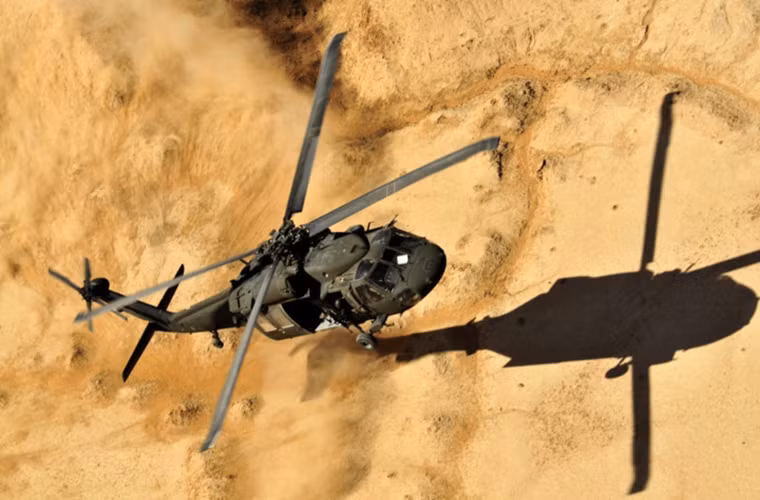 Không chỉ có khả năng thực hiện nhiệm vụ vận tải chiến thuật, Diều hâu đen Black Hawk còn có thể tham gia vào nhiệm vụ tác chiến điện tử và sơ tán binh sĩ trong trường hợp khẩn cấp. Nguồn ảnh: Quân đội Mỹ.