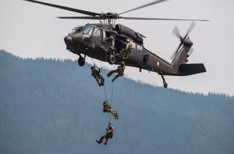 Một nhóm binh sĩ Mỹ đổ bộ từ trực thăng Black Hawk. Nguồn ảnh: Quân đội Mỹ.