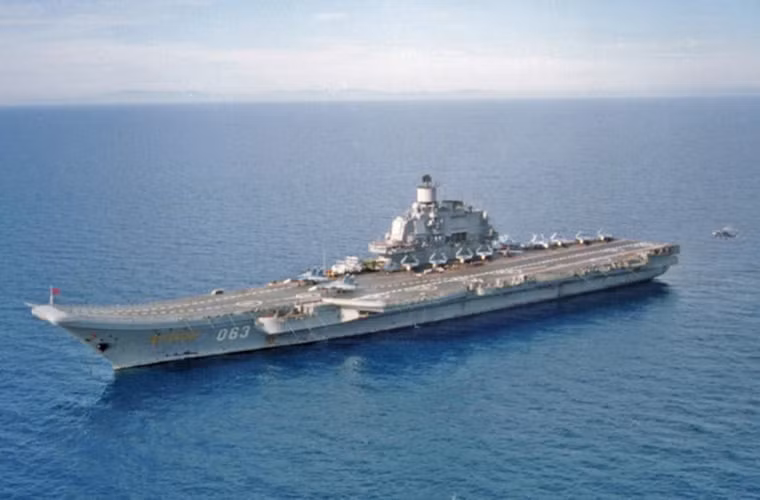 Tàu sân bay Đô đốc Kuznetsov của Nga có chiều dài 305m và được trang bị hàng chục tên lửa đối hạm tầm xa và tên lửa phòng không. Tàu có thể chở theo 30 chiến đấu cơ và 12 trực thăng. Nguồn ảnh: VOV.