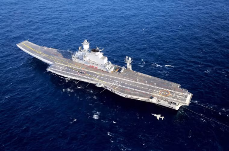 Tàu sân bay INS Vikramaditya của Ấn Độ có chiều dài 283m và có khả năng mang theo 36 chiến đấu cơ. Nguồn ảnh: VOV.