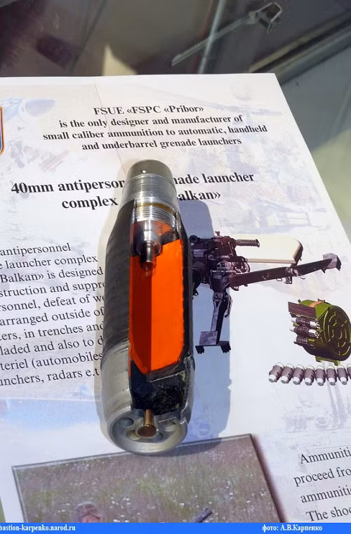Giống như tiền nhiệm của mình, AGS-40 cũng có thể được triển trên nhiều nền tảng phương tiện cơ giới khác nhau kể cả trực thăng. Mục tiêu chính của nó vẫn là lực lượng bộ binh, các công sự phòng thủ và phương tiện cơ giới của đối phương. Trong ảnh là nguyên mẫu đạn 40mm 7P39 của AGS-40 cũng do NPO "Pribor" phát triển. Nguồn ảnh: nevskii-bastion.
