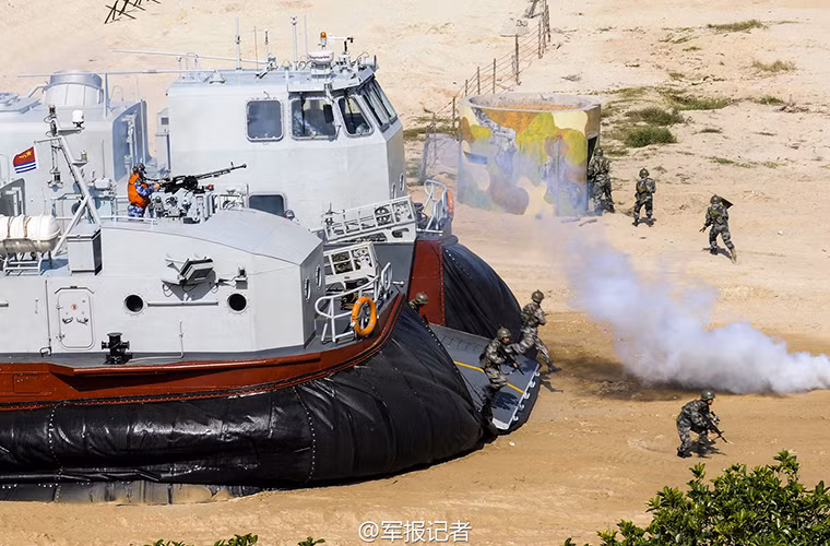 Nhìn chung Type 726A có tải trọng từ 60-70 tấn đủ khả năng mang theo một xe tăng chiến đấu chủ lực như Type 96 cùng một số ít bộ binh hoặc thay vào đó là các xe bọc thép hạng nhẹ. Tầm hoạt động của nó ước chừng hơn 300km với có tốc độ di chuyển khoảng 80km/h. Nguồn ảnh: tinypic.com
