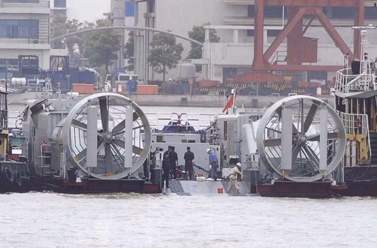 Một chiếc Type 726A có trọng lượng tối đa chỉ khoảng 150 tấn và có thể được triển khai từ các tàu đổ bộ cỡ lớn của Hải quân Trung Quốc hiện như Type 071. Có một điểm đáng lưu ý là cho đến nay các thông số kỹ thuật của Type 726A vẫn chưa được Trung Quốc công bố và các thông tin hiện tại đều là dựa trên thiết kế bên ngoài của nó. Nguồn ảnh: jeffhead.com