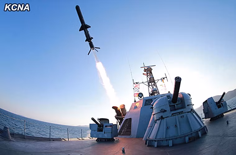 Kh-35 được trang bị đầu dẫn chủ động ARGS-35E có khả năng phát hiện, khóa mục tiêu ở cự li lớn nhất đến 20km. Các biến thể Kh-35 cải tiến của Nga còn được trang bị đầu dẫn thế hệ mới là Gran-KE với khả năng tác chiến ưu việt hơn so với ARGS-35E. Trong ảnh là một đợt phóng thử nghiệm biến thể Kh-35U hạm đối hạm của Triều Tiên vào năm 2016. Nguồn ảnh: KCNA.