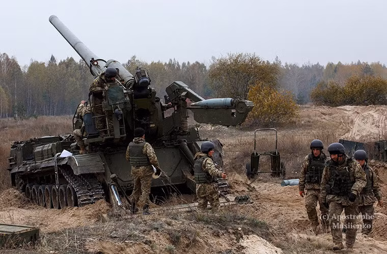 Trong số những quốc gia sở hữu 2S7 thì Ukraine là nước sử dụng 2S7 thường xuyên nhất, điển hình là trong các chiến dịch quân sự tại miền Đông Ukraine chống lại lực lượng dân quân đòi ly khai. Tuy nhiên biến thể 2S7 của Ukraine đã thực sự lạc hậu và không còn phù hợp với chiến tranh hiện đại. Nguồn ảnh: rusjev.net