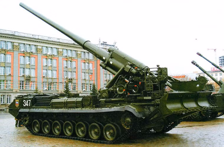 Được biết việc Moscow triển khai 2S7M tại Ingushetia là nhằm tăng cường khả năng phòng vệ cả nước này tại dọc biên giới với Gruzia và kể từ năm 2008 cho tới nay mối quan hệ giữa Moscow và Tbilisi chưa hề có dấu hiệu lắng dịu. Tính đến năm 2016, Quân đội Nga có trong biên chế hơn 340 đơn vị 2S7 trong đó chỉ có khoảng 20 đơn vị tham gia trực chiến số còn lại đều nằm trong các kho lưu trữ. Nguồn ảnh: Floor Planet.