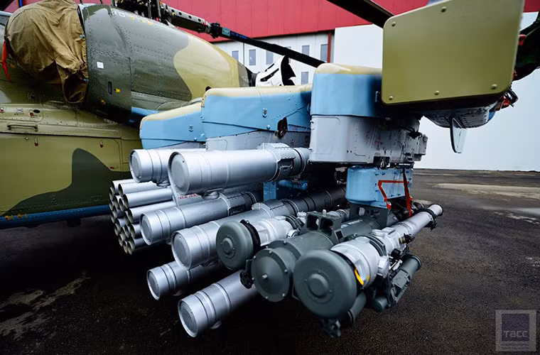 Hệ thống vũ khí trên Ka-52 khá đa dạng và cũng không có quá nhiều sự khác biệt giữa Ka-52 và Ka-52K. Tải trọng vũ khí chúng có thể mang theo lên đến hơn 2 tấn, với 6 giá treo vũ khí ở hai bên cánh phụ (mỗi bên ba giá treo). Nguồn ảnh: Made in Russia.