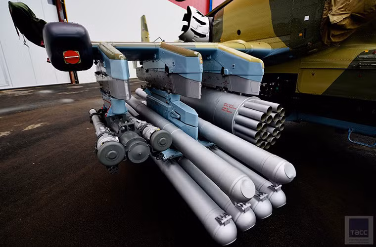 Trang bị vũ khí cơ bản của Ka-52 gồm các tên lửa chống tăng dẫn đường, tên lửa không đối không, rocket phóng loạt hạng nặng, bom thông dụng hạng nhẹ và pháo tự động 30mm. Riêng với Ka-52K nó còn được trang bị thêm tên lửa chống hạm hoặc ngư lôi chống ngầm. Nguồn ảnh: Made in Russia.