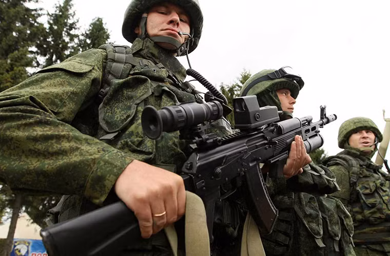 Với sự thay đổi trên trong tương lai gần AK-74 hay các thế hệ tiếp theo của nó vẫn có thể đảm nhận vai trò như một mẫu súng trường tấn công tiêu chuẩn của Quân đội Nga. Nhất là khi chúng có thể “kết đôi” với bộ quân trang Ratnik điều mà AK-12 hay AEK-971 chưa làm được. Nguồn ảnh: weapon-planet.ru.