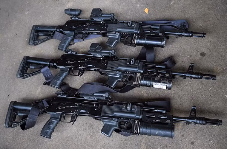 Trên thực tế, AK-74M3 không có quá nhiều thay đổi so với AK-74M trong cấu trúc chung mà chủ yếu tập trung ở việc hoàn thiện khả năng tích hợp của súng với các trang thiết bị hổ trợ tác chiến. Nhưng nhìn chung biến thể này vẫn mang một hình dáng khác tới cho series AK-74 vốn đã tồn tại hơn 40 năm. Nguồn ảnh: Bộ Quốc phòng Nga.