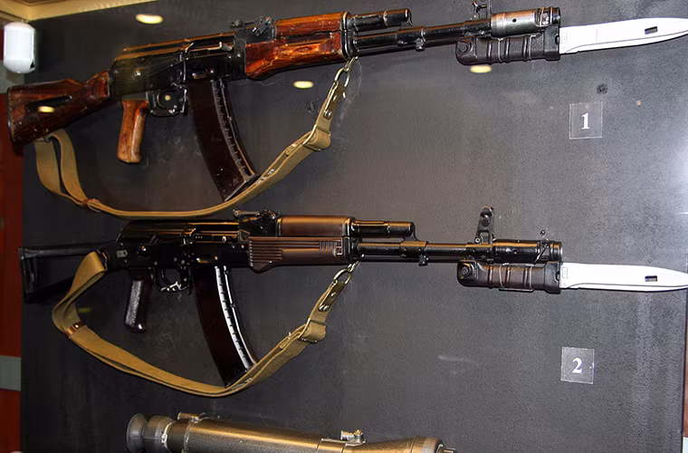 Bên cạnh việc tăng độ bền bỉ của AK-74M với công nghệ gia công tiên tiến, người Nga còn nhìn xa hơn về phía trước khi bắt đầu trang bị cho AK-74M khả năng tích hợp trực tiếp các thiết bị hổ trợ như ống ngắm quang học hay súng phóng lựu cầm tay mà không cần dùng tới các thiết bị ghép nối gián tiếp như trên AK-74. Nguồn ảnh: Wikiwand.