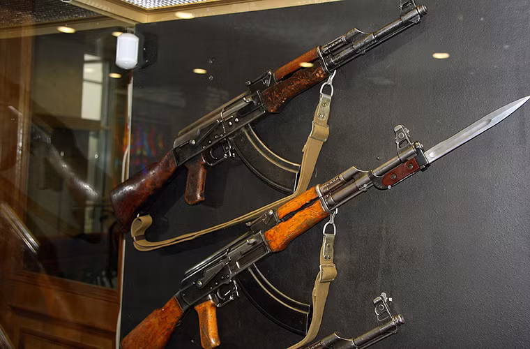 Nối tiếp thành công của khẩu AK-47, từ đầu những năm 1970, Liên Xô đưa vào trang bị súng trường tấn công AK-74 với nhiều điểm cải tiến bên cạnh việc giữ lại những ưu điểm tuyệt vời của AK-47. Nguồn ảnh: Wikiwand.