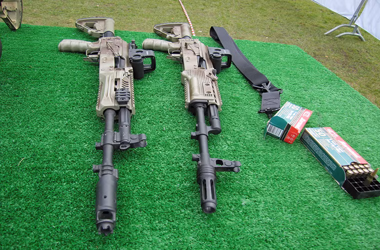 Trong ảnh là biến thể AK-74M3 bên tay phải và mẫu súng trường tấn công tương lai AK-12 của Nga bên tay trái, chúng có thiết kế gần như tương tự với một số điểm khác biệt nhất định. Nguồn ảnh: blackfootstudios.com.