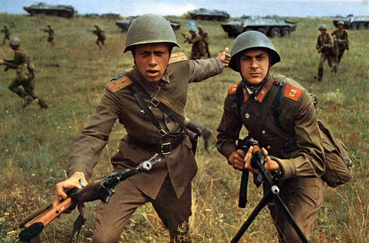 Sự ra đời của AK-74, được xem là cách Liên Xô khắc phục các nhược điểm vốn có trên AK-47 sau hơn 20 năm phục vụ hoặc xa hơn là tạo tiền đề cho một mẫu súng trường tấn công tương lai. Và chính nó đã giúp Quân đội Nga không quá tụt hậu so với các nước phương Tây sau khi Liên Xô tan rã. Nguồn ảnh: sovieteramuseum.com.