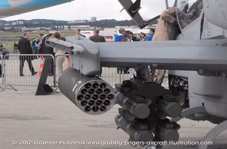 Mỗi cánh phụ của AH-1Z có thể mang theo tới ba loại tên lửa tấn công khác nhau với ít nhất 4 tên lửa chống tăng dẫn đường AGM-114 Hellfire, hệ thống rocket phóng loạt 70mm Hydra 70 hoặc APKWS II và tên lửa không đối không AIM-9 Sidewinder. Với hệ thống vũ khí này AH-1Z có thể tham gia tấn công nhiều loại mục tiêu khác nhau từ mặt đất cho đến cả không chiến. Nguồn ảnh: Grubby Fingers