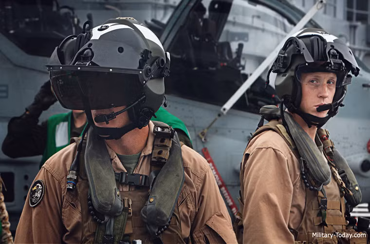 Mũ bay mới cũng là điểm sáng trên AH-1Z khi nó hổ trợ tối đa phi hành đoàn trong tác chiến không hề thua kém so với mẫu mũ bay thông minh trên trực thăng tấn công AH-64 Apache. Bên cạnh việc hiển thị thông số bay hệ thống mũ bay thông minh còn cho phép phi công AH-1Z điều khiển hệ thống vũ khí mà nó được tích hợp. Nguồn ảnh: Wikimedia