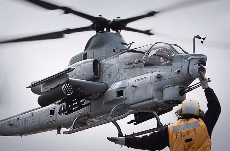 Sở dĩ nói như vậy là bởi AH-1Z Viper là dòng trực thăng tấn công duy nhất mà LTĐB Mỹ được trang bị, thậm chí nó cũng mới được đưa vào biên chế chính thức từ năm 2012 sau hơn 10 năm phát triển từ nền tảng AH-1 trước đó. Nguồn ảnh: YouTube