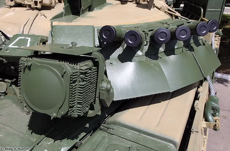 Bên cạnh Kontakt-5 hay Shtora, T-80UK còn được trang bị các ống phóng lựu đạn khói ngụy trang được đặt hai bên tháp pháo dành cho các trường hợp phòng vệ chủ động. Nguồn ảnh: Vitally Kuzmin.