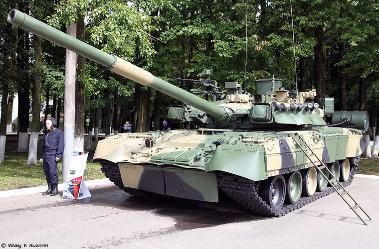 T-80UK không phải là một biến thể mới trong các phiên bản T-80 từng được sản xuất. Nó được phát triển từ đầu những năm 1990 với tên gọi là Object 630 như một biến thể chỉ huy dành cho phiên bản T-80U với một số thay đổi trong hệ thống trang thiết bị liên lạc điện tử. Tuy nhiên vào thời điểm đó T-80UK vẫn chưa được trang bị Shtora. Nguồn ảnh: Vitally Kuzmin.