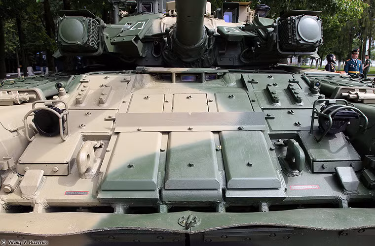 Hệ thống phòng vệ chính T-80UK vẫn là giáp phản ứng nổ Kontakt-5, kèm với đó là váy giáp bảo vệ đặc trưng của T-80U được bố trí xunh quanh tháp pháo. T-80U và các biến thể của nó là một trong những dòng xe tăng được bảo vệ tốt nhất thế giới trước các loại vũ khí chống tăng kể cả khi chúng vẫn còn một số nhược điểm. Nguồn ảnh: Vitally Kuzmin.