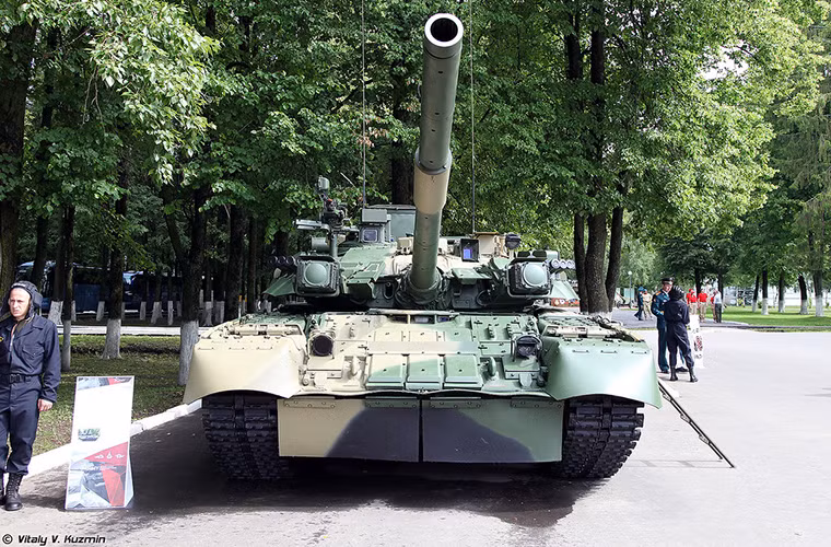 Trong ảnh là biến thể T-80UK của sư đoàn Kantemir với các thiết kế đặc trưng của biến thể T-80U, nhưng khác biệt với tổ hợp gây nhiễu chủ động Shtora giúp T-80UK vô hiệu hóa các loại tên lửa chống tăng dẫn đường. Nguồn ảnh: Vitally Kuzmin.