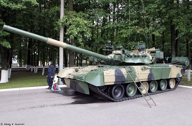 Về mặt thiết kế T-80U và T-80UK sở hữu khá nhiều điểm chung ít nhất là về hình dáng bên ngoài và ta có thể nhận biết giữa chúng thông qua các đèn gây nhiễu của Shtora được đặt hai bên phía trước tháp pháo của T-80UK. Nguồn ảnh: Vitally Kuzmin.