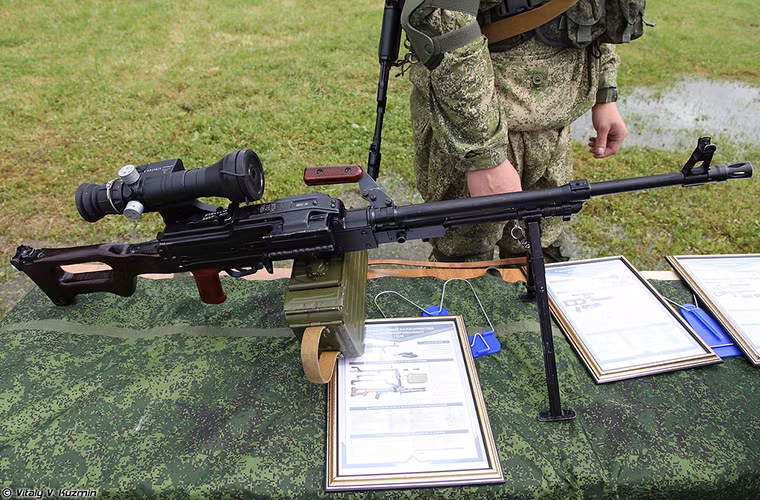 Kế đến là súng máy PKM vũ khí không thể thiếu trong các đơn vị bộ binh Nga, nó chỉ đứng sau AK-74M về độ phổ biến trong trang bị của lính Nga. Nguồn ảnh: Vitaly Kuzmin.