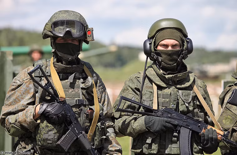 Các binh sĩ tăng thiết giáp Nga với Ratnik-ZK 6B48 thường được trang bị vũ khí đi kèm là biến thể súng trường tấn công AK-74U nhằm thuận tiện hơn trong chiến đấu. Còn đối với các binh sĩ khác thường là súng trường tấn công AK-74M hoặc súng bắn tỉa VSS. Nguồn ảnh: Vitaly Kuzmin.