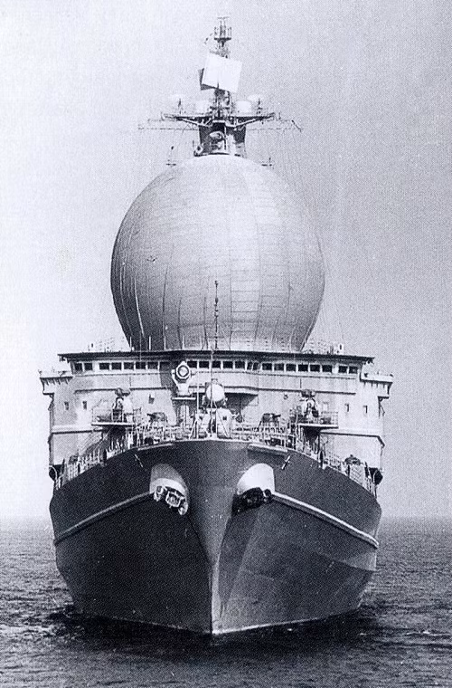 Đề án phát triển SSV-33 Ural được Hải quân Liên Xô triển khai từ năm 1970 trong giai đoạn Chiến tranh Lạnh đang ở thời kỳ đỉnh điểm, khi đó cả Liên Xô và Mỹ đều chạy theo các chương trình do thám điện tử lẫn nhau trên mọi phương diện. Bên cạnh các phương tiện trinh sát điện tử phổ biến dưới mặt đất hay trên không thì các mẫu tàu trinh sát điện tử cũng dần trở nên phổ biến. Nguồn ảnh: QQ.