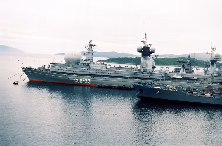 Nhiệm vụ chính của tàu trinh sát SSV-33 Ural là theo dõi các hoạt động thử nghiệm tên lửa của Mỹ trong giữa những năm 1980 tại các căn cứ bí mật nằm ở phía Nam Thái Bình Dương, cũng như các hoạt động quân sự khác trên của Hải quân Mỹ trên vùng biển này. Ngoài ra SSV-33 Ural cũng có thể đóng vai trò như một tàu chỉ huy trên biển cho Hạm đội Thái Bình Dương của Liên Xô khi đó trong trường hợp chiến tranh nổ ra. Nguồn ảnh: QQ.