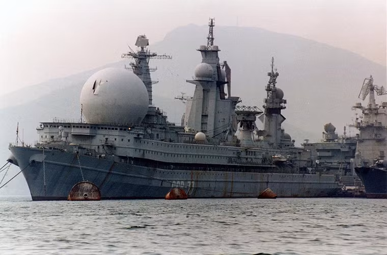Trong ảnh là SSV-33 Ural sau khi ngưng hoạt động vào năm 2002, hệ thống radar mảng pha của tàu được đặt trên cấu trúc thượng tầng chính nằm giữa thân tàu còn phía trước thân tàu là tổ hợp radar trinh sát vô tuyến thuộc tổ hợp trinh sát điện tử vô tuyến Coral. Nguồn ảnh: QQ.