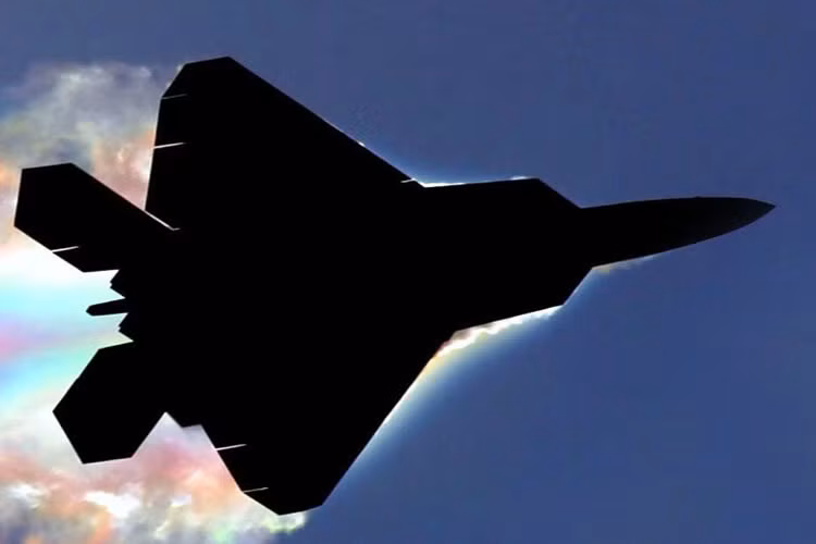Việc lọt qua được tất cả các lưới lửa phòng không của Syria cho phép F-22 mang bom thông minh có thể tấn công vào sâu lãnh thổ Syria, nơi có các căn cứ tên lửa phòng thủ.