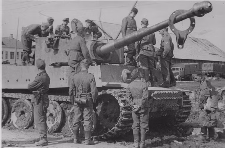 Vũ khí chính của Tiger I vẫn là pháo 88mm KwK 36 L/56, nó được trang bị tới 92 viên đạn tăng các loại bao gồm cả đạn xuyên giáp. Hệ thống vũ khí trên Tiger còn có hai súng máy 7.92mm MG 34 cùng hơn 4.500 viên đạn. Nguồn ảnh: Pinterest.