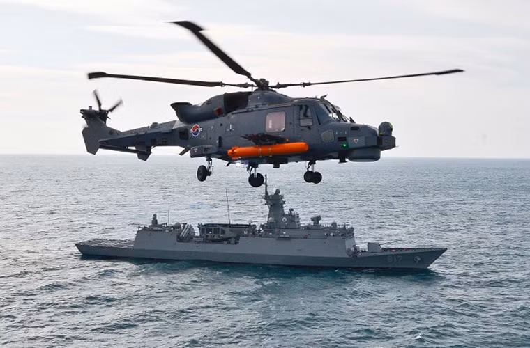 Theo Navy Recognition, ngay sau khi hoàn tất việc đưa vào trang bị lô trực thăng AW159 Wildcat đầu tiên, Hải quân Hàn Quốc đã ngay lập tức “thử lửa” sức mạnh của dòng trực thăng này trong một đợt diễn tập tác chiến chống ngầm ở phía Nam đảo Geoje ở Gyeongsang Nam. Dĩ nhiên còn có sự tham gia của các tàu hộ vệ mang tên lửa lớp Incheon nổi tiếng của Hàn Quốc. Nguồn ảnh: Hải quân Hàn Quốc.