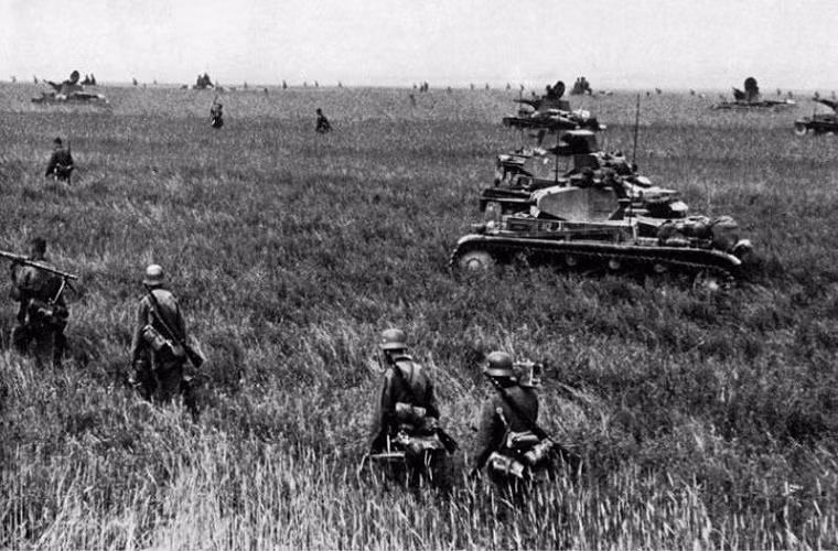 Trong Chiến tranh Thế giới thứ 2 các sư đoàn thiết giáp Panzer của Đức luôn là cơn ác mộng đối với lực lượng bộ binh Liên Xô, thậm chí ngay cả khi họ có lợi thế về mặt quân số thì việc thiếu hụt vũ khí chống tăng cũng không thể giúp được gì nhiều trong việc ngăn chặn bước tiến của quân Đức tiến xa hơn về phía Đông. Dù vậy Hồng quân Liên Xô vẫn có cách để khiến những cỗ xe tăng Đức chùn bước với những gì họ được trang bị, nhất là với huyền thoại súng trường PTRD-41. Nguồn ảnh: Paradox Interactive.