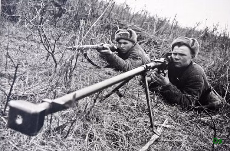 Mặc dù được Liên Xô đưa vào trang bị từ đầu năm 1941 nhưng PTRD-41 lại có thiết kế không mấy ấn tượng so với các loại vũ khí chống tăng cùng thời, nhất là khi nó chỉ được trang bị cỡ nòng 14.5x114mm và chỉ có thể bắn từng phát một, Trong khi đó những chiếc xe tăng Đức lại được trang bị giáp dày hơn và có khả năng di chuyển cơ động. Nguồn ảnh: mirtesen.ru.