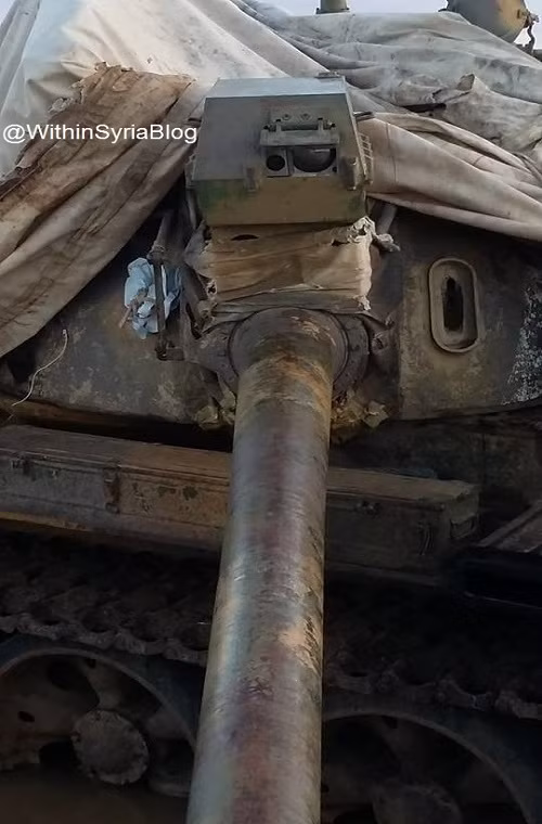 Một trong những điểm nhận biết rõ nhất về các xe tăng T-55 được Triều Tiên nâng cấp cho Syria chính là cụm thiết bị đo khoảng cách bằng laser được gắn ngay trên nòng pháo 100mm D-10T2S, nhiều khả năng nó cũng được trang bị thêm hệ thống điều khiển hỏa lực. Nguồn ảnh: Within Syria.