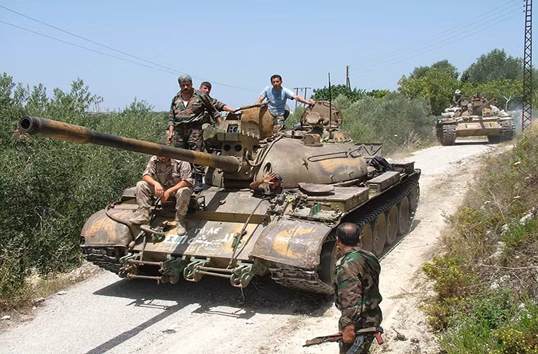 Theo các trang mạng chuyên về tình hình Syria, dựa trên những gì thu thập được trên chiến trường nhiều khả năng đã có một số lượng lớn xe tăng T-55 của Quân đội Syria đã được nâng cấp trước khi xung đột nổ ra vào năm 2011. Đặc biệt, gói nâng cấp từ CHDCND Triều Tiên giúp những chiếc T-55 trở nên lợi hại hơn trên chiến trường sau hàng thập kỷ hoạt động. Nguồn ảnh: Within Syria.