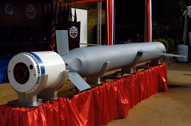 Trọng lượng của một tên lửa Tomahawk có thể lên đến 1.6 tấn và dài hơn 5.5m, nó được trang bị một động cơ đẩy phản lực nhiên liệu rắn với tốc độ hành trình bay cận âm khoảng 890km/h. Nguồn ảnh: Wikimedia