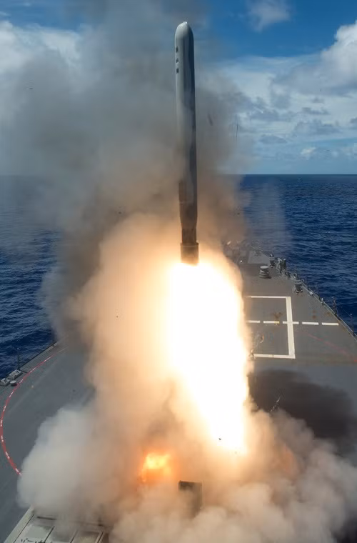 Theo đó đã có ít nhất hai tên lửa Tomahawk Block IV đã được bắn đi từ tàu khu trục USS Pinckney đang hoạt động ngoài khơi bang California, trong khi đó dữ liệu về mục tiêu được cung cấp bởi một trung tâm chỉ huy tác chiến thuộc Hải quân Mỹ nằm ở Norfolk (Virginia). Nguồn ảnh: seaforces.org