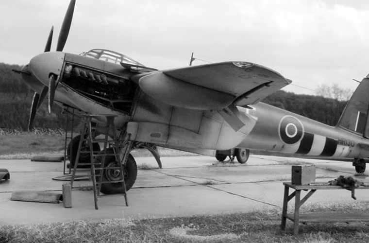 Ngoài việc sử dụng thân máy bay bằng gỗ, một điểm nổi bật khác của DH.98 Mosquito chính hệ thống động cơ cánh quạt Rolls-Royce Merlin 23/23 của nó với công suất 1.480 mã lực mỗi chiếc. Về thiết kế hình dáng bên ngoài nó nhìn giống một oanh tạc cơ hơn là một chiến đấu cơ. Nguồn ảnh: hsfeatures.com.