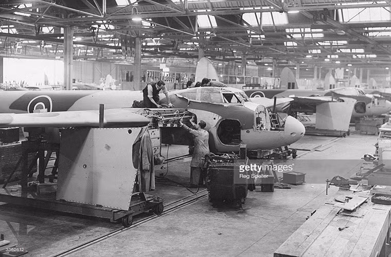 Sở dĩ gỗ được chọn làm vật liệu chế tạo DH.98 Mosquito là do Hội đồng Không quân Anh lo ngại sự thiếu hụt nguồn cung hợp kim và thép khi chiến tranh nổ ra. Và độ bền của loại gỗ được dùng để chế tạo DH.98 Mosquito có khả năng chịu lực gần như tương đương với hợp kim nhưng nó lại có trọng lượng nhẹ hơn. Nguồn ảnh: Getty Images.