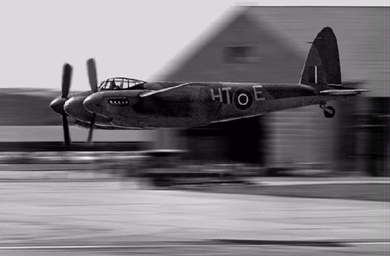 Với hệ thống động cơ trên DH.98 Mosquito có tốc độ bay tối đa lên đến 590km/h, ở trần bay 6.500m. Phạm vi chiến đấu hiệu quả của DH.98 Mosquito là khoảng 1.400km đủ sức bảo vệ toàn bộ không phận nước Anh hay thực hiện các nhiệm vụ không kích đường dài. Nguồn ảnh: Getty Images.