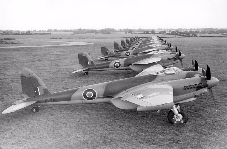 Sau CTTG 2, DH.98 Mosquito tiếp tục phục vụ trong Không quân Hoàng gia Anh đến tận năm 1963 trước khi chiếc máy bay cuối cùng nghỉ hưu vào vào tháng 5 năm 1963. Đặt dấu chấm hết cho sứ mệnh của dòng chiến đấu cơ đa năng này tại Châu Âu sau hơn 20 năm thống trị trên bầu trời. Nguồn ảnh: Getty Images.