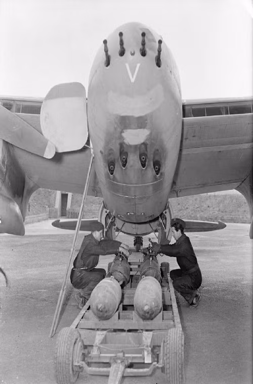 Trong ảnh là mẫu DH.98 Mosquito F Mk II với hệ thống vũ khí chính là 4 pháo 20mm Hispano Mk II (trên thân máy bay) và 4 súng máy 7.7mm Browning. Ngoài ra nó còn có thể mang theo bom dưới thân và rocket phóng loạt ở hai bên cánh. Nguồn ảnh: International Scale Modeller.